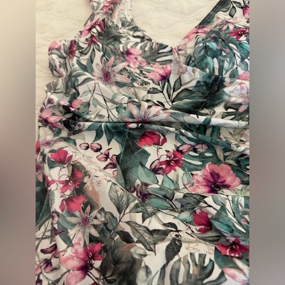 Nip Tuck Swim Twist Front One Piece Swimsuit Floral green sz 8 - Picture 2 of 12